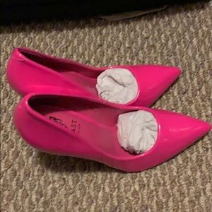 Never worn pink pumps